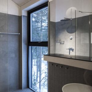 W kabinie znajduje się nowoczesna w pełni wyposażona łazienka, także zaaranżowana a szarej i minimalistycznej stylistyce. Fot. Johan Jansson