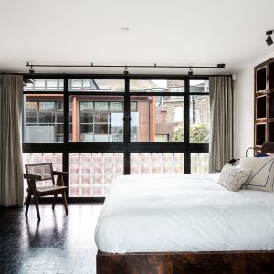 Wygodne łóżko to podstawa każdej sypialni. . Fot. The Modern House