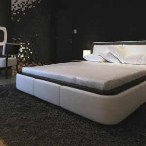 W ciemnej sypialni efektownie prezentuje się duże, białe łóżko. Fot. MTM Styl