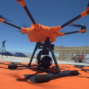 Jednym z podstawowych zastosowań dronów jest nadzór nad prowadzonymi inwestycjami oraz utrzymaniem istniejącej infrastruktury. Z danych firmy badawczej PwC wynika, że wartość wykorzystania technologii dronowych w infrastrukturze szacowana jest na ponad 45 mld dolarów. Fot. AeroMind