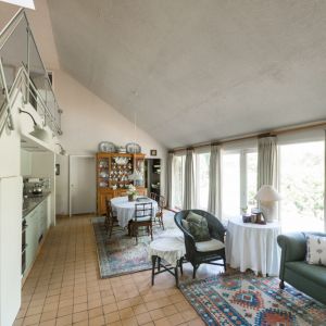 Kuchnię i jadalnię urządzono w typowym wiejskim stylu. Fot. Modern House
