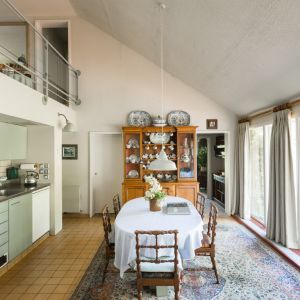 Duże okna świetnie "doświetlają" kuchni i jadalnię światłem naturalnym. Fot. Modern House