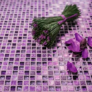 Poprzez skojarzenia z barwami orientu, Ultra Violet idealnie odnajdzie się w bogato zdobionych wnętrzach pokoi kąpielowych i domowych salonów spa. Fot. Sopro