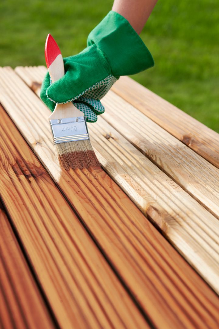 Dziś spectrum środków służących zabezpieczaniu drewna na zewnątrz jest przeogromne. Oprócz lakierów, bejc czy olejów rynek oferuje również impregnaty ochronne i dekoracyjne, lakierobejce, emalie. Fot. Luxdecor, Unicell Poland
