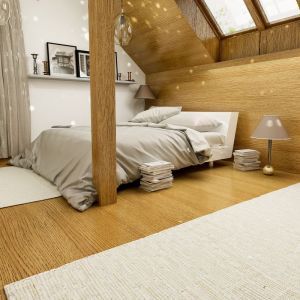 W sypialni dominuje drewno i neutralna biel, co pozwoli na komfortowy wypoczynek. Fot. Dom dla Ciebie Pracownia  Projektowa Archeco 