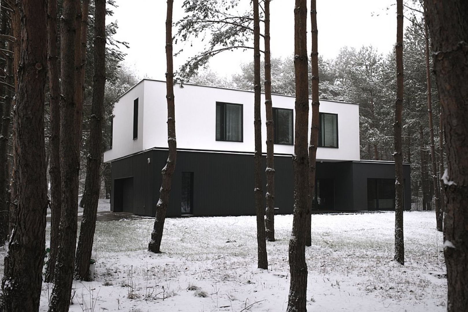 Kolorystyka domu wpisuje się w leśny krajobraz, zwłaszcza ten zimowy. Fot. zw A