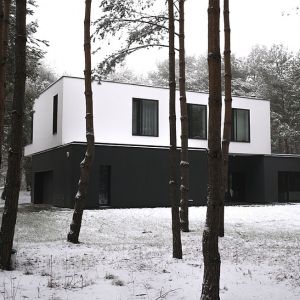 Kolorystyka domu wpisuje się w leśny krajobraz, zwłaszcza ten zimowy. Fot. zw A
