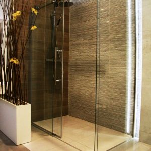 Kabina prysznicowa to świetne rozwiązanie, które doskonale sprawdzi się we wnętrzach o niewielkiej powierzchni. Fot. Galerie Venis -Home Concept