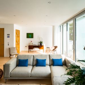 Narożna kanapa przy oknach jest idealnym miejscem na relaks i lekturę. Fot. The Modern House
