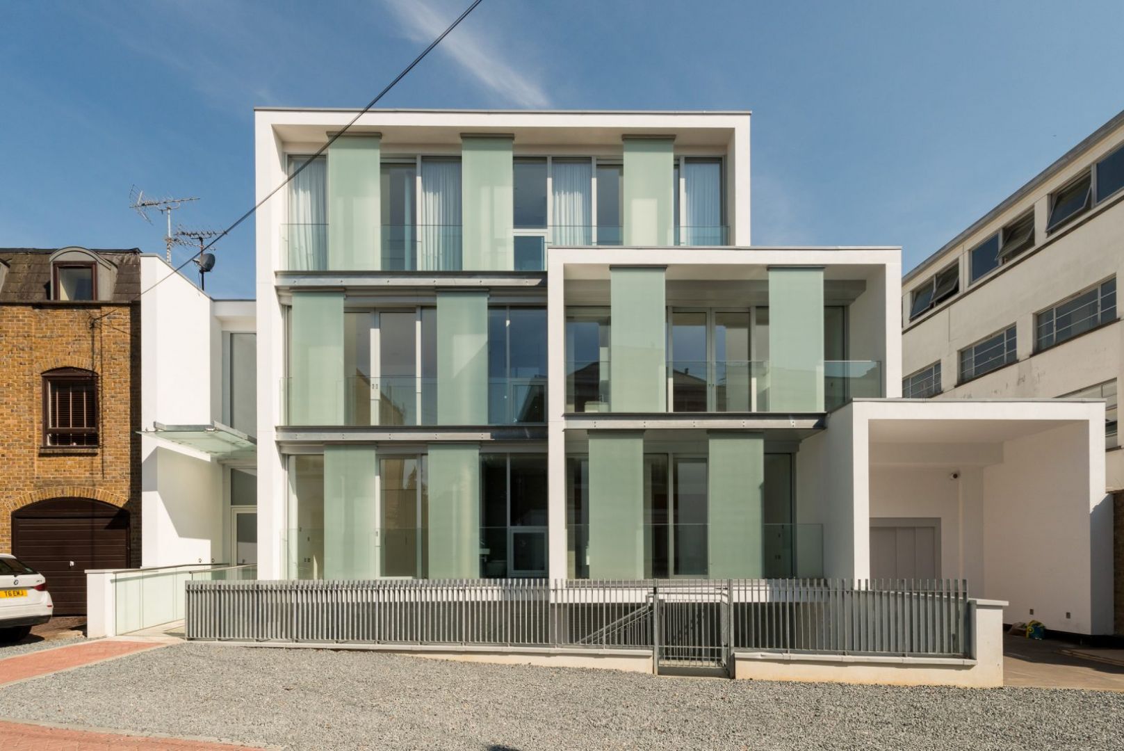 Szkło odgrywa kluczową rolę w konstrukcji tego domu. Fot. The Modern House
