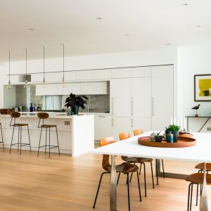 Stół w jadalni idealnie komponuje się z wystrojem kuchni . Fot. The Modern House