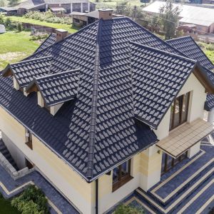Na prawidłowe funkcjonowanie dachu i jego trwałość składa się wiele czynników. Jednym z najistotniejszych jest właściwe zamontowanie materiału pokryciowego. Fot. Blachotrapez 