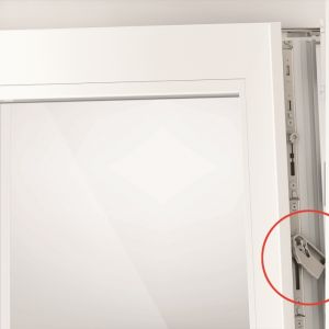 Szczelne okna można w każdej chwili uchylić i bezpiecznie wywietrzyć dom dzięki funkcji TiltSafe. Okucia Roto NX zapewniają oknom w pozycji uchylnej odporność antywyważeniową klasy RC 2. Fot. Roto