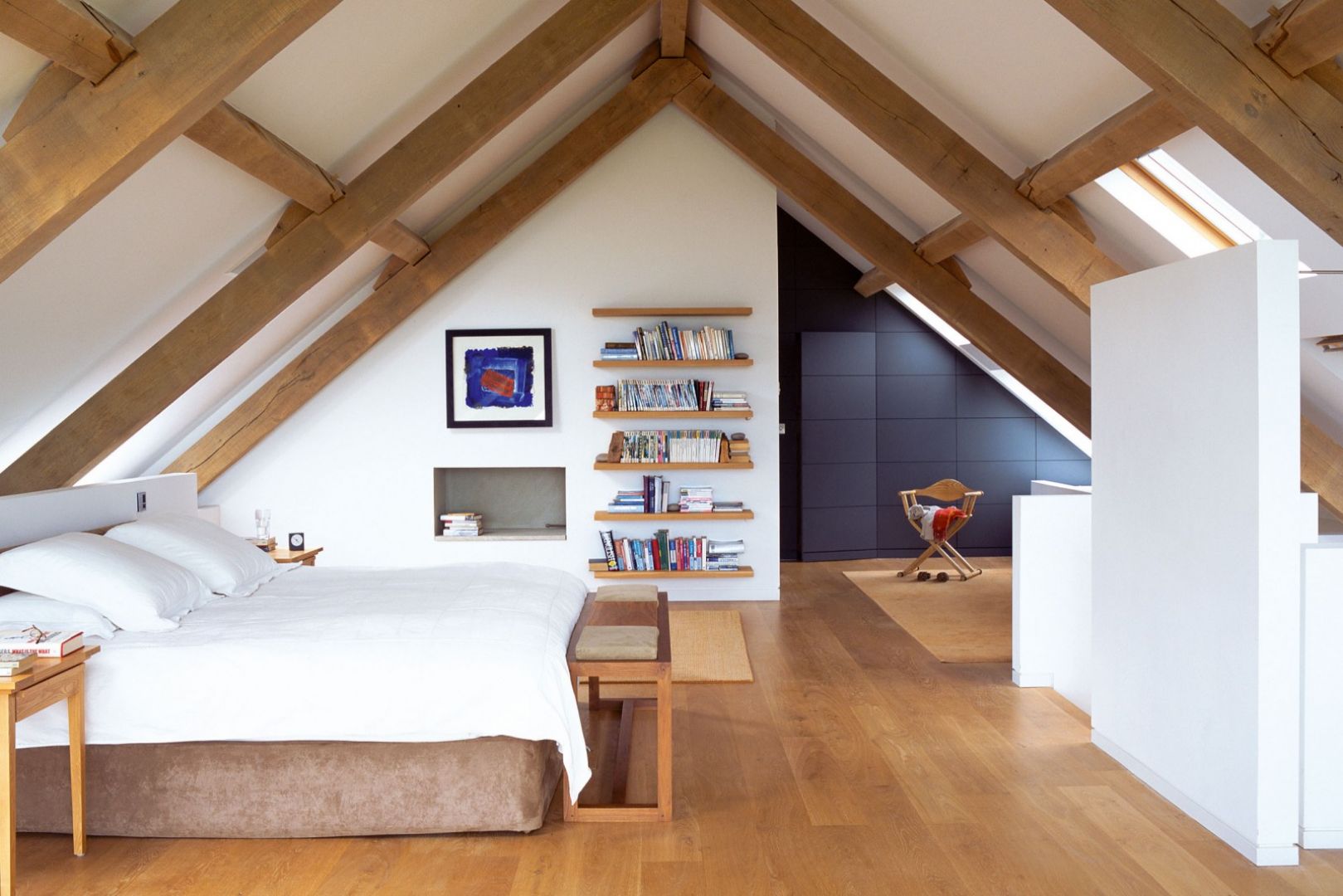 Widoczne drewniane elementy więźby dachowej dodają uroku sypialni. Architekt: McLean Quinlan