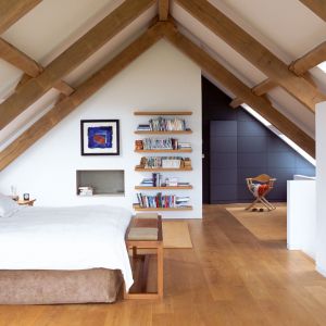 Widoczne drewniane elementy więźby dachowej dodają uroku sypialni. Architekt: McLean Quinlan
