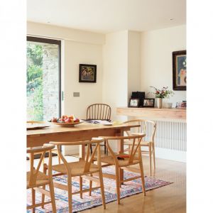 Drewniany stół i krzesła idealnie pasują do wystroju domu. Architekt: McLean Quinlan