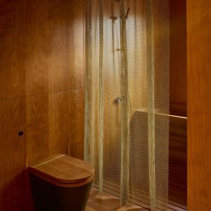 Wiśni amerykańskiej nie zabrakło także w łazience. Fot. Amin Taha Architects 