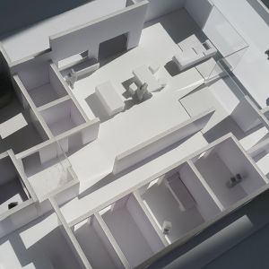 Koncepcja powstawała oparciu o koncepcję pracy w MODELu, tzn poprzez wielokrotne modelowanie całości domu w 3d oraz makiecie syntetycznej. Fot. Studio BB