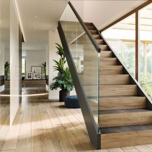 Drewniane schody ze szklaną balustradą idealnie pasują do stylu wnętrza. Fot. HomeKONCEPT