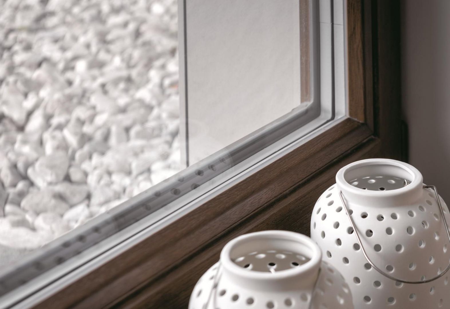 Okna powinny zapewniać ochronę przed niekontrolowanymi przewiewami, które mogą być przyczyną znacznych strat energii. Fot. Sokółka Okna i Drzwi
