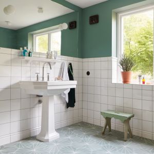 Odpowiednie przygotowanie podłoża przed malowaniem jest szczególnie istotne w przypadku malowania łazienek i kuchni, czyli tzw. pomieszczeń mokrych. Fot. Tikkurila 