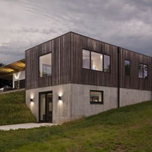 Okładziny na elewacji domu wykonano z modyfikowanego termicznie jesionu amerykańskiego. Fot. HAUS Architects