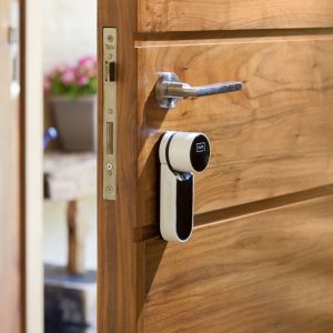 Jedną z ciekawszych innowacji w branży zabezpieczeń domu są zamki wykorzystujące elektroniczny system klucza. Fot. ASSA ABLOY