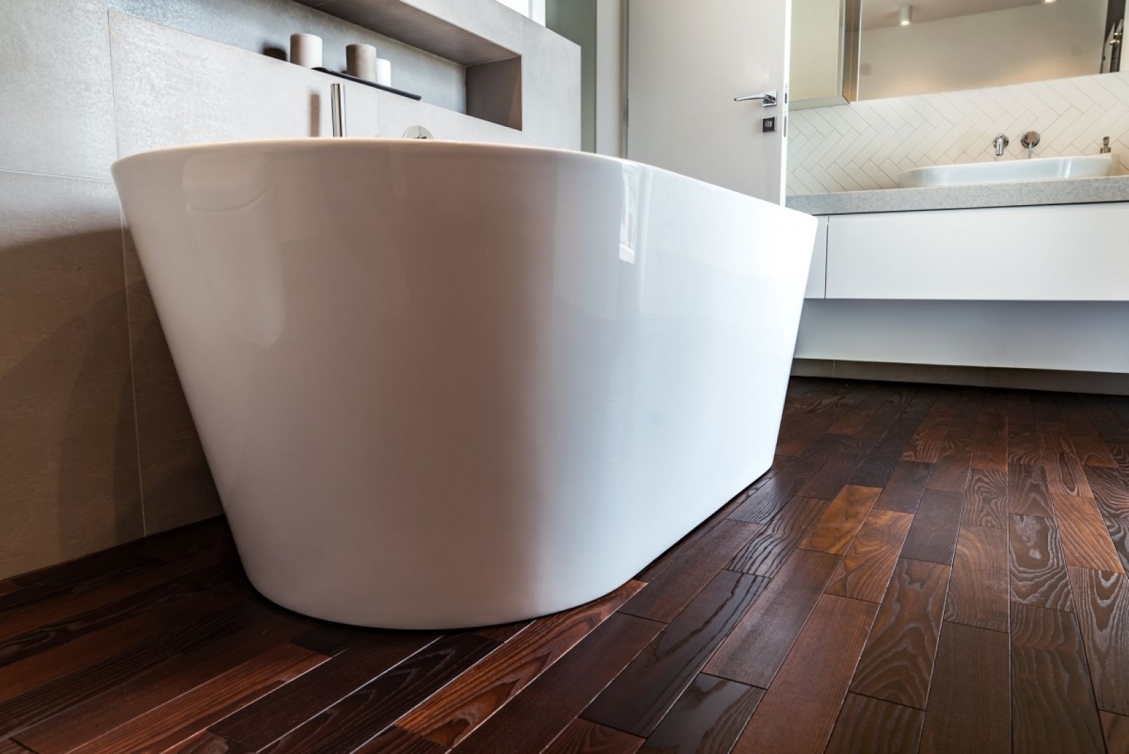Drewno w łazience to idealna propozycja dla osób, którym zależy na aranżacji przestrzeni w naturalnym stylu, zgodnie z najnowszymi trendami. Fot. Komplex Market