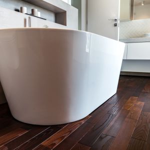Drewno w łazience to idealna propozycja dla osób, którym zależy na aranżacji przestrzeni w naturalnym stylu, zgodnie z najnowszymi trendami. Fot. Komplex Market