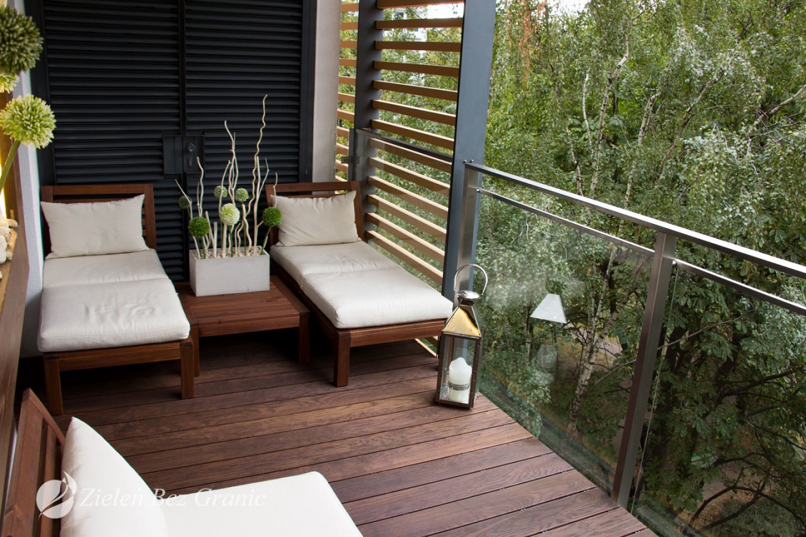 Balkon urządzony w naturalnym, ciepłym stylu z wykorzystaniem drewna, będzie stanowił doskonałą przestrzeń sprzyjającą wypoczynkowi. Fot. Komplex Market