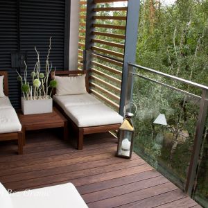 Balkon urządzony w naturalnym, ciepłym stylu z wykorzystaniem drewna, będzie stanowił doskonałą przestrzeń sprzyjającą wypoczynkowi. Fot. Komplex Market