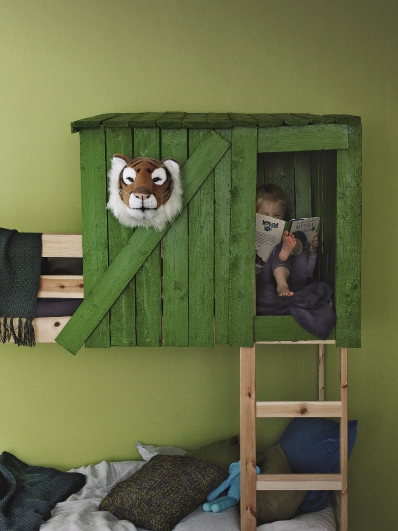 Uzupełnieniem fantazyjnej aranżacji będzie piętrowe łóżko. Zabudowane u góry pomalowanymi na zielono drewnianymi deskami będzie stylowo komponować się z tropikalnym wystrojem, przywodząc na myśl domek na drzewie. Fot. Tikkurila 