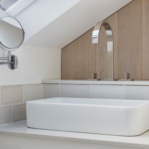 Mniejsza łazienka jest w pełni wyposażona w umywalkę, prysznic, WC i wysokiej jakości designerską armaturę Dornbracht. Z umywalką została zintegrowana bateria ścienna z serii MEM firmy Dornbracht. Fot. Dornbracht