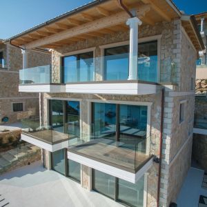 Villa Syvota to na wskroś nowoczesny projekt, z wnętrzami rozplanowanymi tak, żeby spełniały wymagania współczesnego życia, z ogromnymi oknami i szklanymi balustradami na tarasach. Jedną z najważniejszych decyzji był wybór systemów okiennych do domu. Fot. Reynaers