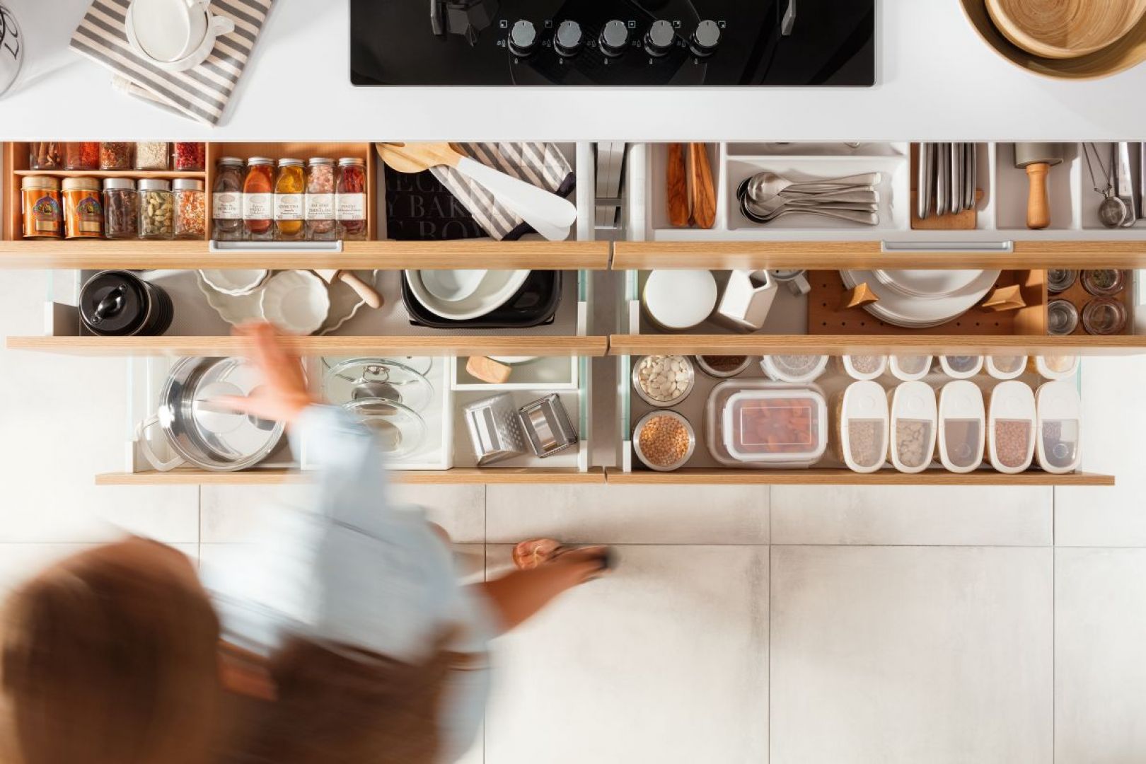 Pojemności naszych kuchennych szafek często nie uda się zwiększyć. Ale można je tak zaprojektować, żeby oferowaną przestrzeń udało się wykorzystać w optymalny sposób. Fot. Häfele