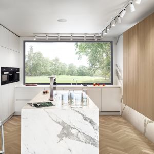 Zaprojektowana przez Moo Moo Architects kuchnia swoją dyskretną elegancję zawdzięcza balansowi między trzema matowymi wykończeniami. Fot. Tom Kurek