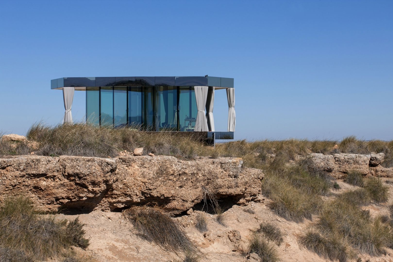 Dom La Casa del Desierto stoi na drewnianej konstrukcji i jest w pełni przeszklony energooszczędnym szkłem Guardian Glass. Fot. Guardian Glass, LLC, ©Gonzalo Botet