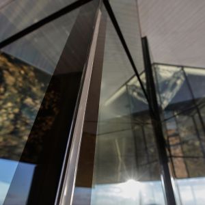 SunGuard SNX 60 to szkło przeciwsłoneczne z potrójną warstwą srebra, które zapewnia wysoką wydajność, energooszczędność i estetykę. Fot. Guardian Glass, LLC, ©Gonzalo Botet