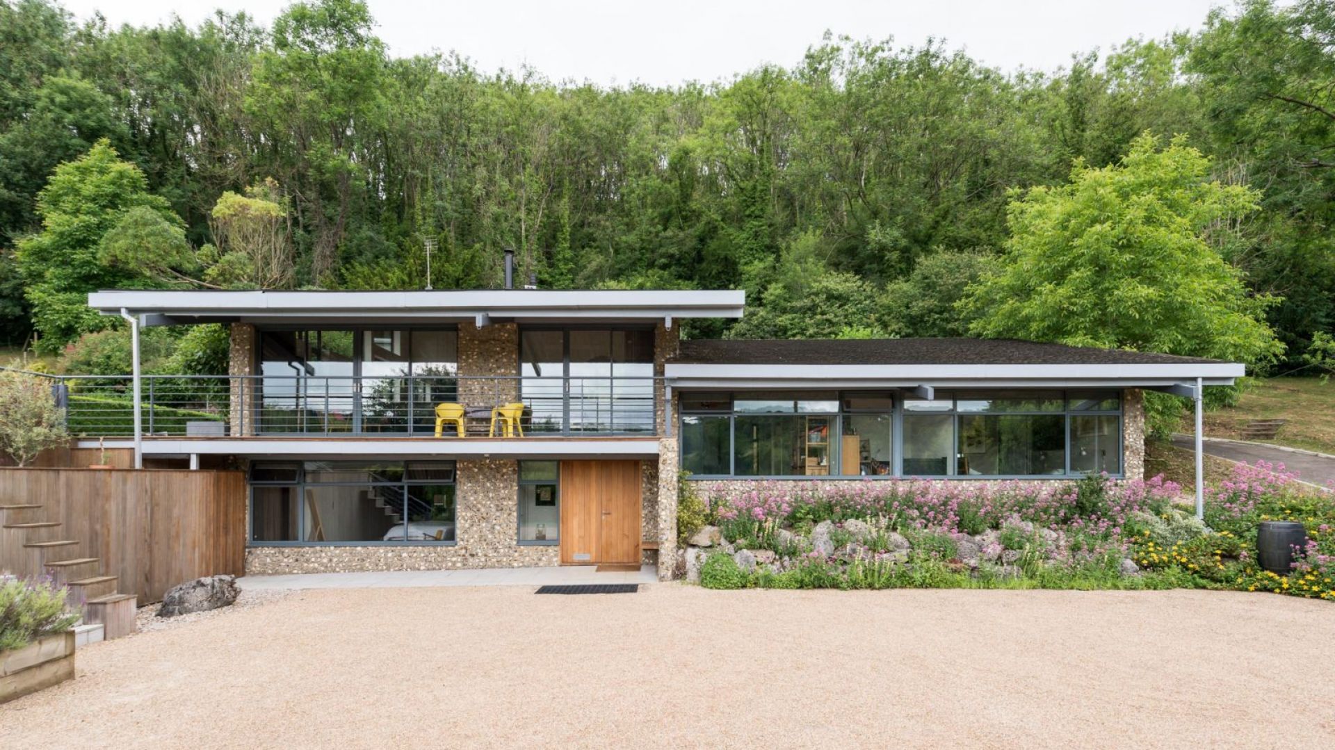 Piękny, nowoczesny dom otoczony zielenią