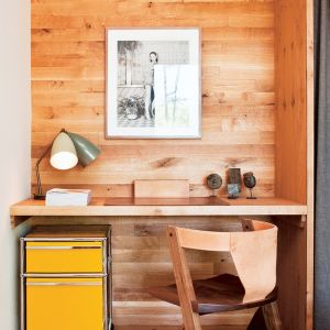 Pod stołem lub tradycyjnym biurkiem zmieści się praktyczna szafka na kółkach. Fot. Mood Design