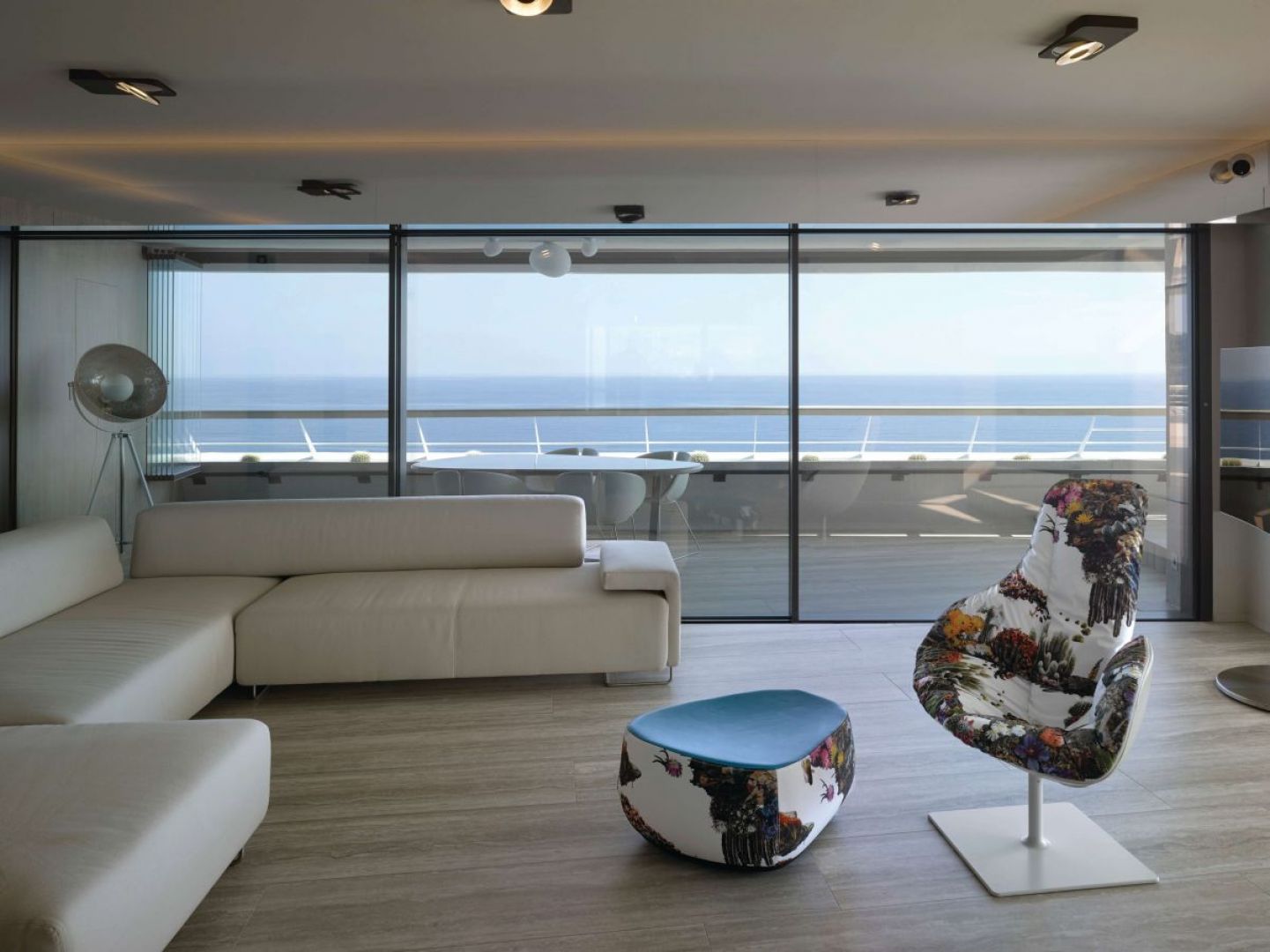 Mieszkanie składa się z salonu z kuchnią, przedpokoju oraz trzech sypialni. Fot. Reynaers Aluminium
