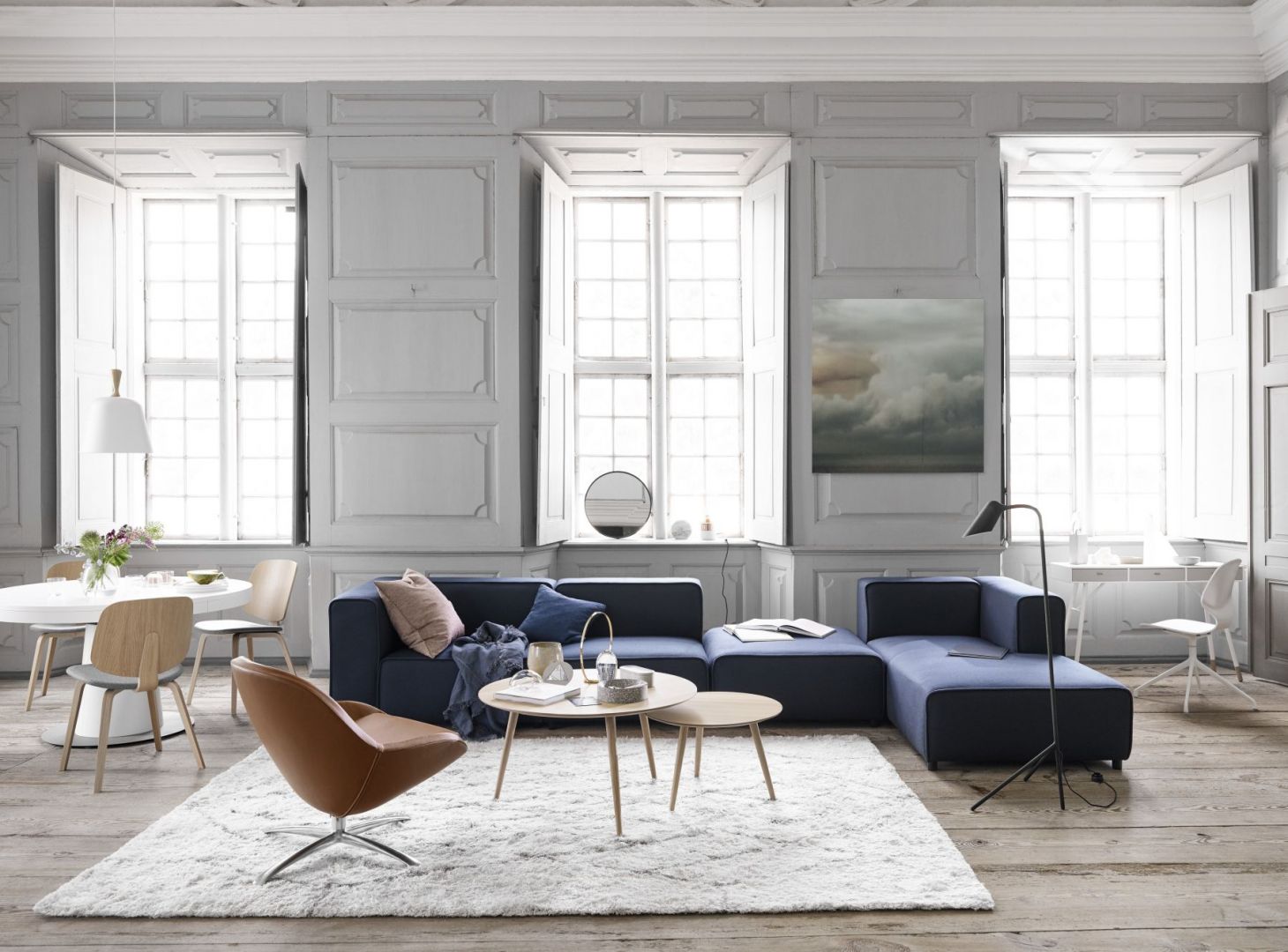 Biel jest często wybierana jako wiodący kolor podczas urządzania mieszkań w Skandynawii. Optycznie powiększa przestrzeń oraz nadaje jej świeżości. Fot. BoConcept