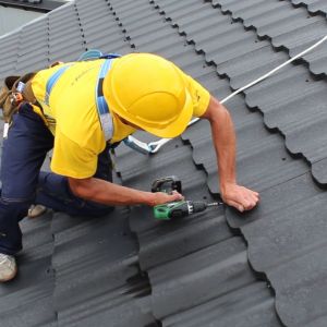 Montaż pokrycia dachowego lepiej zlecić fachowej firmie dekarskiej. Błędy montażowe mogą nieść ze sobą fatalne skutki i negatywnie wpływać na funkcjonalny aspekt dachu. Fot. Blachotrapez
