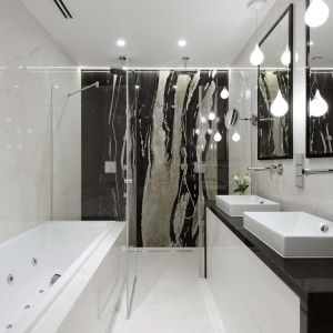 W łazience oświetlenie powinno być zróżnicowane tak samo jak w pokoju dziennym czy kuchni. W ciemnym na ogół pomieszczeniu brak naturalnego światła zrekompensują spoty, punkty halogenowe czy reflektorki, zainstalowane w regularnych odstępach w suficie. Fot. Pracownia Architektury Wnętrz MGN