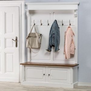 Garderoba Bradford to połączenie egzotycznego drewna i bieli, dzięki czemu stanowi funkcjonalną ozdobę wnętrza. Fot. Dekoria.pl