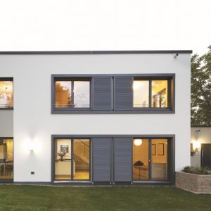 Nowoczesne technologie stosowane w oknach z PVC-U pozwalają na dość elastyczne projektowanie dużych przeszkleń w strukturze budynku. Fot. Schüco