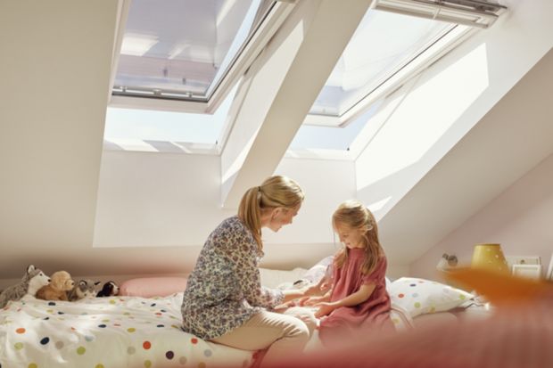 Zatrzymanie w domu ciepła wiąże się z eliminacją mostków termicznych – luk w konstrukcji budynku, przez które traci on energię cieplną. To istotne zwłaszcza podczas instalacji okien dachowych.
