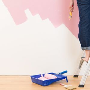 Pokrycie ściany farbą to najważniejszy, ale nie jedyny etap malowania wnętrz. Klucz do sukcesu to odpowiednie przygotowanie podłoża i wybór właściwej farby. Fot. Caparol