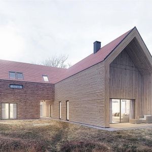 Prosta forma, naturalne materiały, minimalistyczny styl i zachwycający efekt – tak, w kilku słowach opisać można projekty domów typu „nowoczesna stodoła”. Proj. House X10 – drewno HBE. Fot. Extradom 