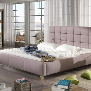 Klasyczne, eleganckie łóżko tapicerowane nie tylko doda wnętrzu powagi i charakteru, ale też w ciekawy sposób przełamie typową loftową aranżację. Fot. Comforteo